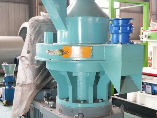 4 밀리미터 8 밀리미터는 코코넛 열매의 껍질을 위한 칩 목제 펠릿 기계 원통형 입자를 책장을 넘깁니다