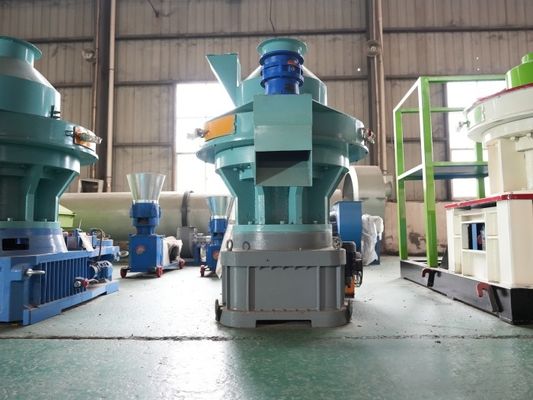 4 밀리미터 8 밀리미터는 코코넛 열매의 껍질을 위한 칩 목제 펠릿 기계 원통형 입자를 책장을 넘깁니다